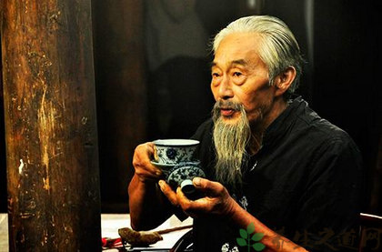 老人喝茶