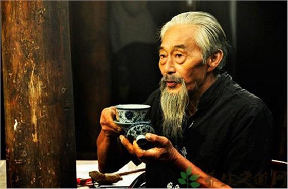 老人喝茶